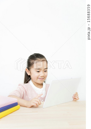 タブレットPCを使う女の子 15688359