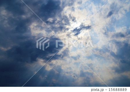 雲と薄明光線 15688889