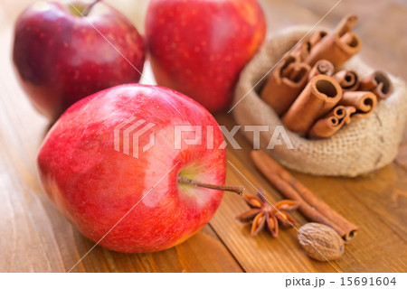 apple and cinnamon 15691604