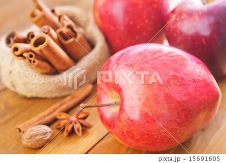 apple and cinnamon 15691605