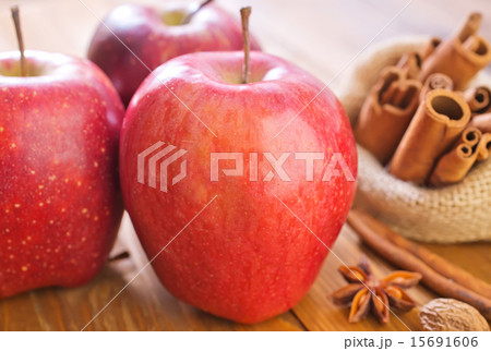 apple and cinnamon 15691606