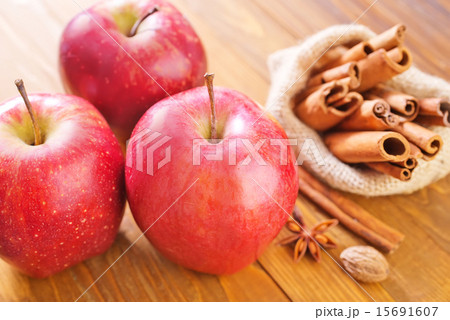 apple and cinnamon 15691607