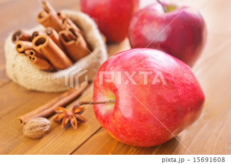 apple and cinnamon 15691608