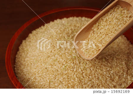 玄米を木製スコップですくう 15692169