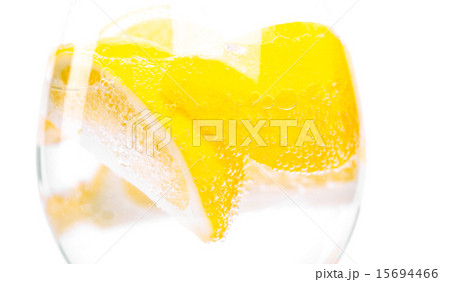 lemon in glass 15694466