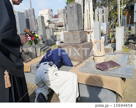 49日法要　納骨　お坊さんと石屋さん 15694658