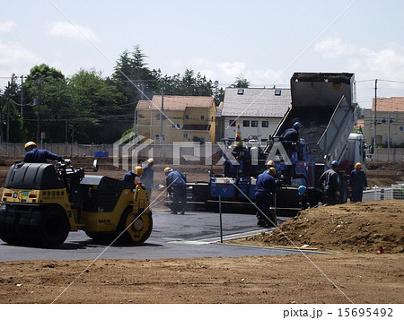 造成造成宅地の道路を舗装します宅地の道路を舗装します 15695492