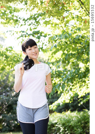 女性　ウォーキング 15695532