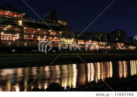 京都 鴨川 夏の夜景 納涼床の写真素材