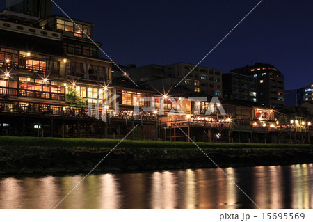 京都 鴨川 夏の夜景 納涼床の写真素材