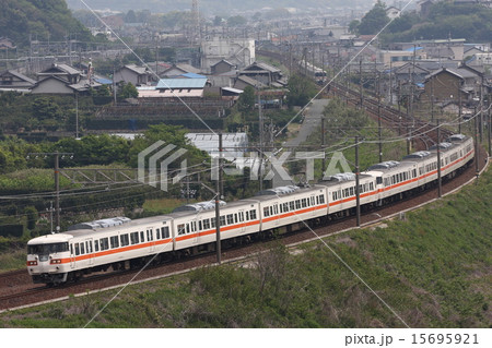 東海道本線117系の普通電車 15695921