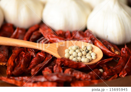 Teaspoon of white peppers. 15695945