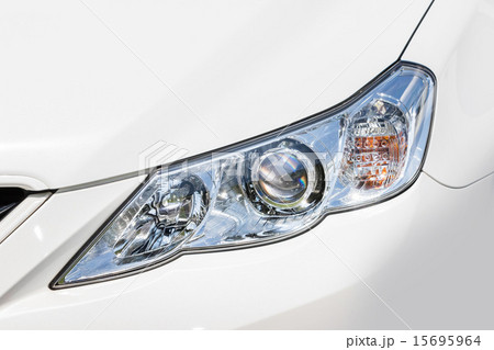 車のヘッドライト　 Headlight of the white car 15695964