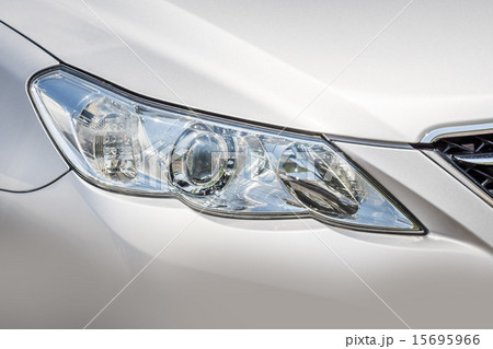 車のヘッドライト Headlight of the white car 車のヘッドライト Headlight of the white car 15695966