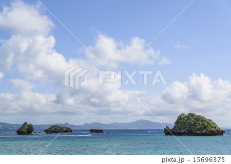 沖縄・本部の海と夏の青空 15696375