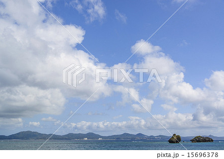 沖縄・本部の海と夏の青空 沖縄・本部の海と夏の青空 15696378