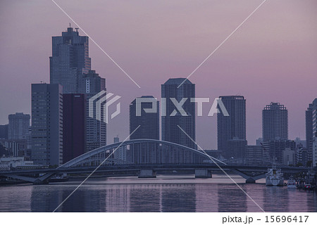 日の出前の竹芝桟橋から晴海方面を望む 15696417