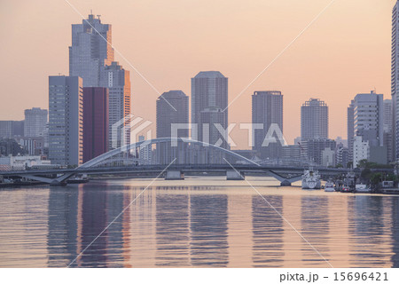 日の出前の竹芝桟橋から晴海方面を望む 15696421