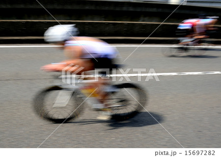 疾走する自転車の躍動感 疾走する自転車の躍動感 15697282