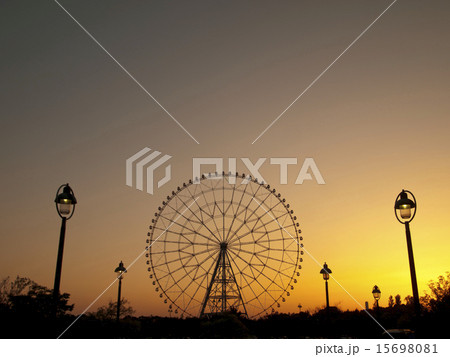 夕暮れの観覧車 15698081