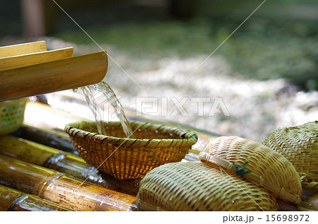 宮崎県高千穂峡の流し素麺の竹のトイと竹ザルと清水の流れ 宮崎県高千穂峡の流し素麺の竹のトイと竹ザルと清水の流れ 15698972