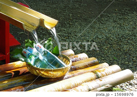 宮崎県高千穂峡の流し素麺の竹のトイと竹ザルと清水の流れ、その清流に冷やされるラムネのビン三本 宮崎県高千穂峡の流し素麺の竹のトイと竹ザルと清水の流れ、その清流に冷やされるラムネのビン三本 15698976