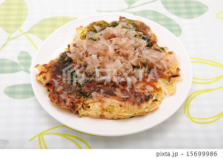 お皿にのせた お好み焼き 豚玉 テーブル お皿にのせた お好み焼き 豚玉 テーブル 15699986