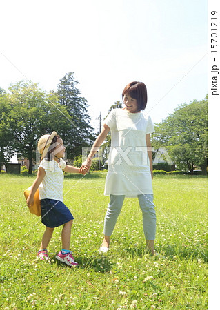 幼稚園児と母親 幼稚園児と母親 15701219