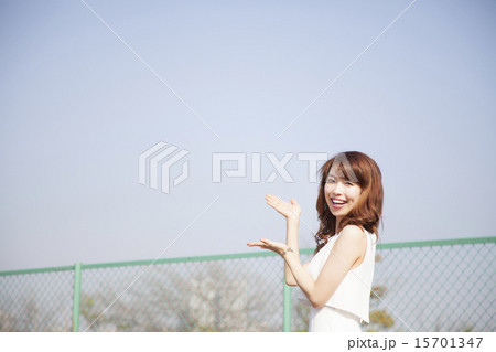手を差し出す若い女性・テキストスペース 15701347