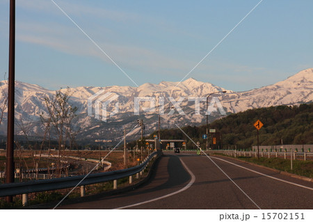 朝の山 15702151