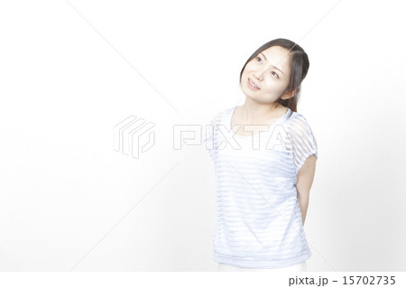 考え中の若い女性 考え中の若い女性 15702735