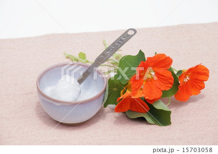 ココナッツオイルとオレンジ色の花 15703058