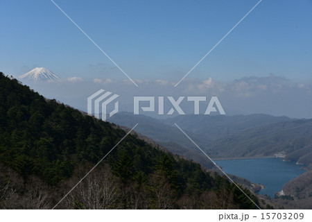 大菩薩嶺から望む富士山と大菩薩湖 大菩薩嶺から望む富士山と大菩薩湖 15703209
