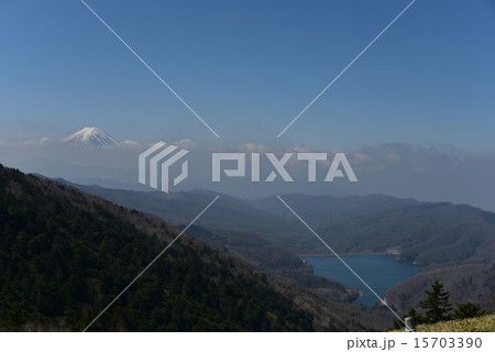 大菩薩峠から望む富士山と大菩薩湖 15703390