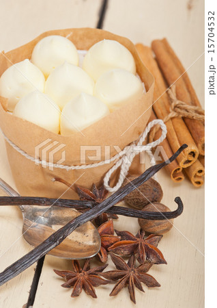 vanilla and spice cream cake dessert 15704532