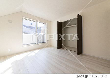 洋室イメージ　収納ドアを開いたイメージ　シンプル家具なし　施工例 15708453