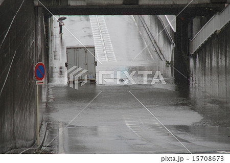 水没するトラック 15708673