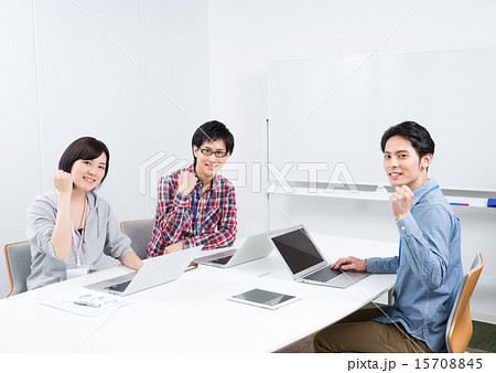 若いビジネスマン 15708845