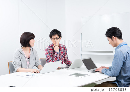 若いビジネスマン 15708853