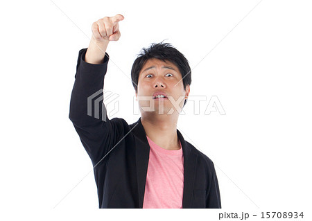 ジャケットを着た、馬鹿にする男性 15708934