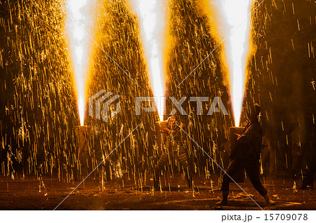 手筒花火　三人 15709078