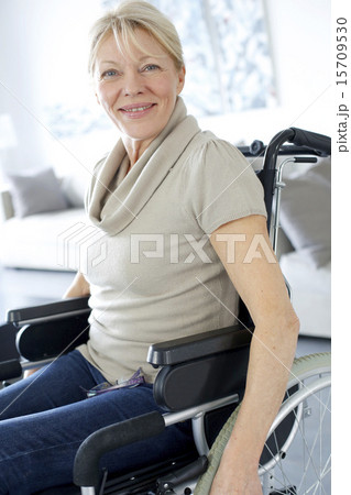 15709530