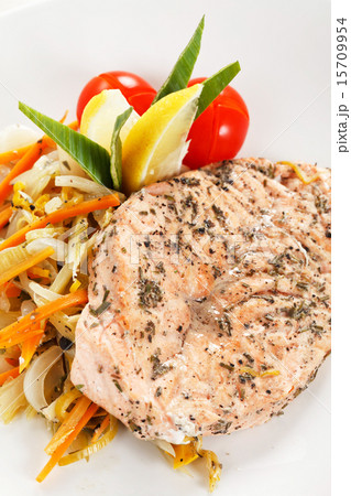 salmon steak with vegetables 15709954