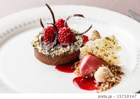 chocolate cake with raspberries 15710147