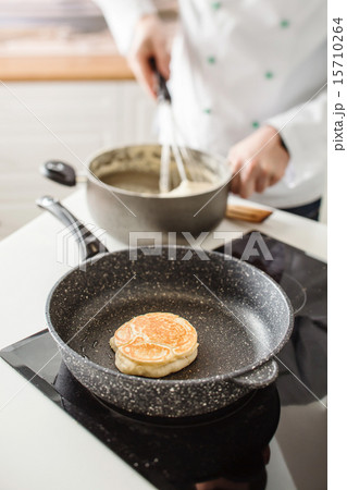 chef making pancake chef making pancake 15710264