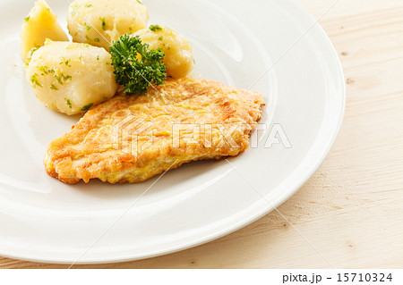 wiener schnitzel 15710324