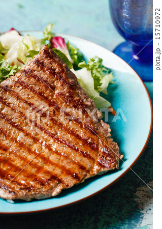 steak with salad 15710972