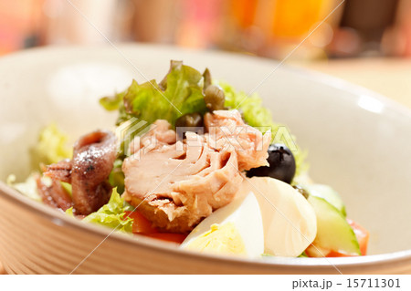 salad with tuna 15711301