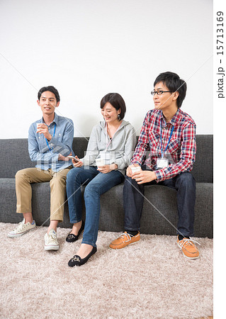 休憩する若いビジネスマン　　 15713169