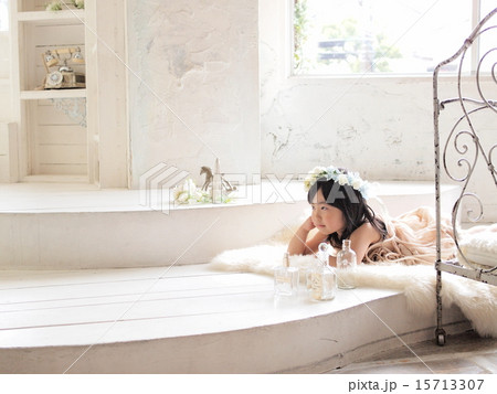 寝転ぶ女の子 15713307